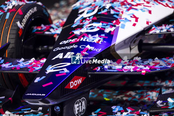 2024-07-20 - 09 EVANS Mitch (nzl), Jaguar TCS Racing, Jaguar I-Type 6, podium during the 2024 Hankook London ePrix, 10th meeting of the 2023-24 ABB FIA Formula E World Championship, on the ExCeL London from June 18 to 21, 2024 in London, United Kingdom - 2024 FORMULA E LONDON EPRIX - FORMULA E - MOTORS