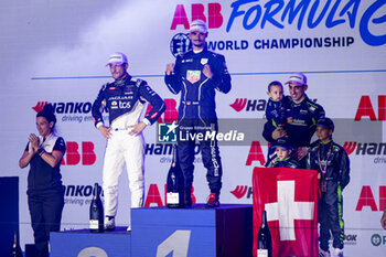 2024-07-20 - Podium, EVANS Mitch (nzl), Jaguar TCS Racing, Jaguar I-Type 6, WEHRLEIN Pascal (ger), TAG HEUER Porsche Formula E Team, Porsche 99X Electric, BUEMI Sébastien (swi), Envision Racing, Jaguar I-Type 6, portrait during the 2024 Hankook London ePrix, 10th meeting of the 2023-24 ABB FIA Formula E World Championship, on the ExCeL London from June 18 to 21, 2024 in London, United Kingdom - 2024 FORMULA E LONDON EPRIX - FORMULA E - MOTORS