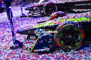 2024-07-20 - 16 BUEMI Sébastien (swi), Envision Racing, Jaguar I-Type 6, ambiance during the 2024 Hankook London ePrix, 10th meeting of the 2023-24 ABB FIA Formula E World Championship, on the ExCeL London from June 18 to 21, 2024 in London, United Kingdom - 2024 FORMULA E LONDON EPRIX - FORMULA E - MOTORS