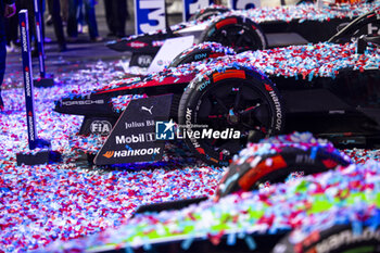 2024-07-20 - 94 WEHRLEIN Pascal (ger), TAG HEUER Porsche Formula E Team, Porsche 99X Electric, podium during the 2024 Hankook London ePrix, 10th meeting of the 2023-24 ABB FIA Formula E World Championship, on the ExCeL London from June 18 to 21, 2024 in London, United Kingdom - 2024 FORMULA E LONDON EPRIX - FORMULA E - MOTORS