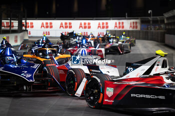 2024-07-20 - 01 DENNIS Jake (gbr), Andretti Global, Porsche 99X Electric, action during the 2024 Hankook London ePrix, 10th meeting of the 2023-24 ABB FIA Formula E World Championship, on the ExCeL London from June 18 to 21, 2024 in London, United Kingdom - 2024 FORMULA E LONDON EPRIX - FORMULA E - MOTORS