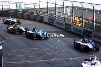 2024-07-20 - 18 DARUVALA Jehan (ind), Maserati MSG Racing, Maserati Tipo Folgore, action 51 MULLER Nico (swi), ABT CUPRA Formula E Team, Mahindra M9Electro, action during the 2024 Hankook London ePrix, 10th meeting of the 2023-24 ABB FIA Formula E World Championship, on the ExCeL London from June 18 to 21, 2024 in London, United Kingdom - 2024 FORMULA E LONDON EPRIX - FORMULA E - MOTORS