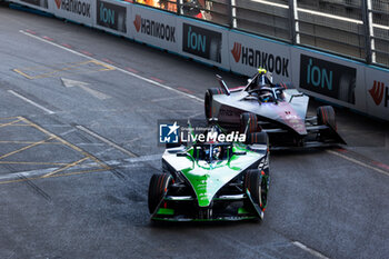 2024-07-20 - 16 BUEMI Sébastien (swi), Envision Racing, Jaguar I-Type 6, action 21 DE VRIES Nyck (nld), Mahindra Racing, Mahindra M9Electro, action during the 2024 Hankook London ePrix, 10th meeting of the 2023-24 ABB FIA Formula E World Championship, on the ExCeL London from June 18 to 21, 2024 in London, United Kingdom - 2024 FORMULA E LONDON EPRIX - FORMULA E - MOTORS