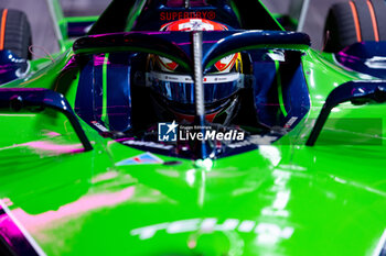 2024-07-20 - BUEMI Sébastien (swi), Envision Racing, Jaguar I-Type 6, portrait during the 2024 Hankook London ePrix, 10th meeting of the 2023-24 ABB FIA Formula E World Championship, on the ExCeL London from June 18 to 21, 2024 in London, United Kingdom - 2024 FORMULA E LONDON EPRIX - FORMULA E - MOTORS