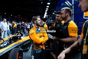 2024-07-20 - BIRD Sam (gbr), NEOM McLaren Formula E Team, Nissan e-4ORCE 04, portrait during the 2024 Hankook London ePrix, 10th meeting of the 2023-24 ABB FIA Formula E World Championship, on the ExCeL London from June 18 to 21, 2024 in London, United Kingdom - 2024 FORMULA E LONDON EPRIX - FORMULA E - MOTORS