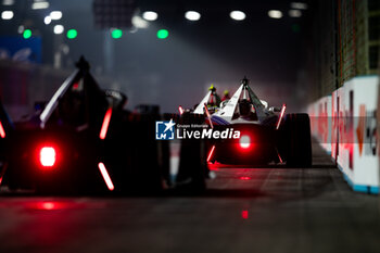 2024-07-20 - 01 DENNIS Jake (gbr), Andretti Global, Porsche 99X Electric, action during the 2024 Hankook London ePrix, 10th meeting of the 2023-24 ABB FIA Formula E World Championship, on the ExCeL London from June 18 to 21, 2024 in London, United Kingdom - 2024 FORMULA E LONDON EPRIX - FORMULA E - MOTORS