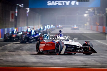 2024-07-20 - 01 DENNIS Jake (gbr), Andretti Global, Porsche 99X Electric, action during the 2024 Hankook London ePrix, 10th meeting of the 2023-24 ABB FIA Formula E World Championship, on the ExCeL London from June 18 to 21, 2024 in London, United Kingdom - 2024 FORMULA E LONDON EPRIX - FORMULA E - MOTORS