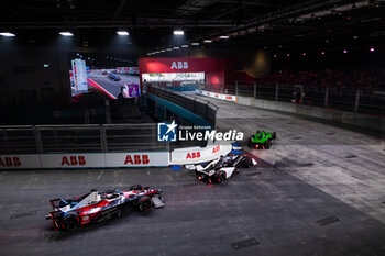 2024-07-20 - 16 BUEMI Sébastien (swi), Envision Racing, Jaguar I-Type 6, action, 09 EVANS Mitch (nzl), Jaguar TCS Racing, Jaguar I-Type 6, action, 94 WEHRLEIN Pascal (ger), TAG HEUER Porsche Formula E Team, Porsche 99X Electric, action during the 2024 Hankook London ePrix, 10th meeting of the 2023-24 ABB FIA Formula E World Championship, on the ExCeL London from June 18 to 21, 2024 in London, United Kingdom - 2024 FORMULA E LONDON EPRIX - FORMULA E - MOTORS