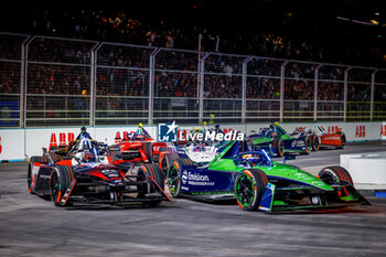 2024-07-20 - 16 BUEMI Sébastien (swi), Envision Racing, Jaguar I-Type 6, action, 94 WEHRLEIN Pascal (ger), TAG HEUER Porsche Formula E Team, Porsche 99X Electric, action during the 2024 Hankook London ePrix, 10th meeting of the 2023-24 ABB FIA Formula E World Championship, on the ExCeL London from June 18 to 21, 2024 in London, United Kingdom - 2024 FORMULA E LONDON EPRIX - FORMULA E - MOTORS