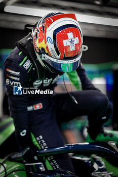 2024-07-20 - BUEMI Sébastien (swi), Envision Racing, Jaguar I-Type 6, portrait during the 2024 Hankook London ePrix, 10th meeting of the 2023-24 ABB FIA Formula E World Championship, on the ExCeL London from June 18 to 21, 2024 in London, United Kingdom - 2024 FORMULA E LONDON EPRIX - FORMULA E - MOTORS