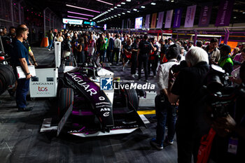 2024-07-20 - 09 EVANS Mitch (nzl), Jaguar TCS Racing, Jaguar I-Type 6, grille de depart, starting grid during the 2024 Hankook London ePrix, 10th meeting of the 2023-24 ABB FIA Formula E World Championship, on the ExCeL London from June 18 to 21, 2024 in London, United Kingdom - 2024 FORMULA E LONDON EPRIX - FORMULA E - MOTORS