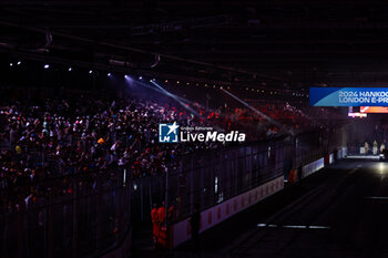 2024-07-20 - Fans during the 2024 Hankook London ePrix, 10th meeting of the 2023-24 ABB FIA Formula E World Championship, on the ExCeL London from June 18 to 21, 2024 in London, United Kingdom - 2024 FORMULA E LONDON EPRIX - FORMULA E - MOTORS