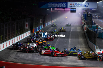 2024-07-20 - 22 ROWLAND Oliver (gbr), Nissan Formula E Team, Nissan e-4ORCE 04, action, race start during the 2024 Hankook London ePrix, 10th meeting of the 2023-24 ABB FIA Formula E World Championship, on the ExCeL London from June 18 to 21, 2024 in London, United Kingdom - 2024 FORMULA E LONDON EPRIX - FORMULA E - MOTORS