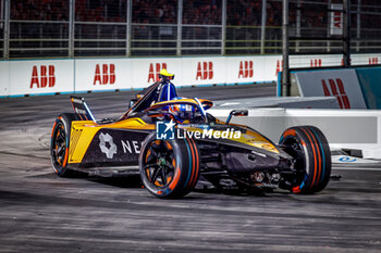 2024-07-20 - 05 HUGHES Jake (gbr), NEOM McLaren Formula E Team, Nissan e-4ORCE 04, action during the 2024 Hankook London ePrix, 10th meeting of the 2023-24 ABB FIA Formula E World Championship, on the ExCeL London from June 18 to 21, 2024 in London, United Kingdom - 2024 FORMULA E LONDON EPRIX - FORMULA E - MOTORS