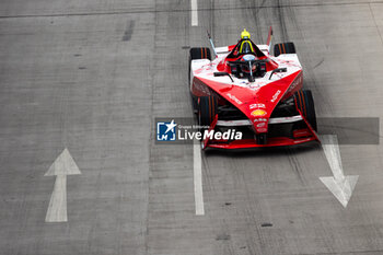 2024-07-21 - 22 ROWLAND Oliver (gbr), Nissan Formula E Team, Nissan e-4ORCE 04, action during the 2024 Hankook London ePrix, 10th meeting of the 2023-24 ABB FIA Formula E World Championship, on the ExCeL London from June 18 to 21, 2024 in London, United Kingdom - 2024 FORMULA E LONDON EPRIX - FORMULA E - MOTORS