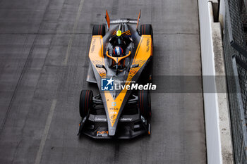 2024-07-21 - 05 HUGHES Jake (gbr), NEOM McLaren Formula E Team, Nissan e-4ORCE 04, action during the 2024 Hankook London ePrix, 10th meeting of the 2023-24 ABB FIA Formula E World Championship, on the ExCeL London from June 18 to 21, 2024 in London, United Kingdom - 2024 FORMULA E LONDON EPRIX - FORMULA E - MOTORS