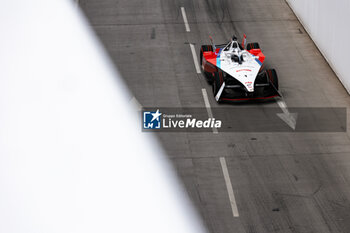 2024-07-21 - 01 DENNIS Jake (gbr), Andretti Global, Porsche 99X Electric, action during the 2024 Hankook London ePrix, 10th meeting of the 2023-24 ABB FIA Formula E World Championship, on the ExCeL London from June 18 to 21, 2024 in London, United Kingdom - 2024 FORMULA E LONDON EPRIX - FORMULA E - MOTORS