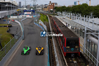 2024-07-21 - 04 FRIJNS Robin (nld), Envision Racing, Jaguar I-Type 6, action, 08 BIRD Sam (gbr), NEOM McLaren Formula E Team, Nissan e-4ORCE 04, action during the 2024 Hankook London ePrix, 10th meeting of the 2023-24 ABB FIA Formula E World Championship, on the ExCeL London from June 18 to 21, 2024 in London, United Kingdom - 2024 FORMULA E LONDON EPRIX - FORMULA E - MOTORS