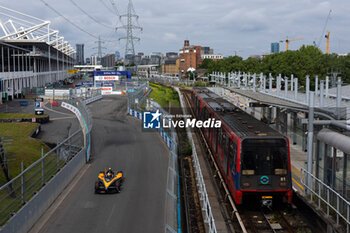 2024-07-21 - 05 HUGHES Jake (gbr), NEOM McLaren Formula E Team, Nissan e-4ORCE 04, action during the 2024 Hankook London ePrix, 10th meeting of the 2023-24 ABB FIA Formula E World Championship, on the ExCeL London from June 18 to 21, 2024 in London, United Kingdom - 2024 FORMULA E LONDON EPRIX - FORMULA E - MOTORS