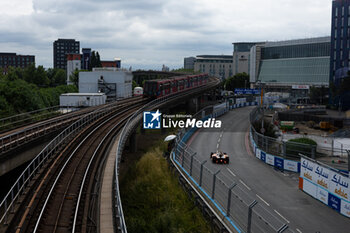 2024-07-21 - 05 HUGHES Jake (gbr), NEOM McLaren Formula E Team, Nissan e-4ORCE 04, action during the 2024 Hankook London ePrix, 10th meeting of the 2023-24 ABB FIA Formula E World Championship, on the ExCeL London from June 18 to 21, 2024 in London, United Kingdom - 2024 FORMULA E LONDON EPRIX - FORMULA E - MOTORS