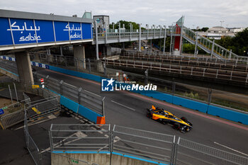 2024-07-21 - 08 BIRD Sam (gbr), NEOM McLaren Formula E Team, Nissan e-4ORCE 04, action during the 2024 Hankook London ePrix, 10th meeting of the 2023-24 ABB FIA Formula E World Championship, on the ExCeL London from June 18 to 21, 2024 in London, United Kingdom - 2024 FORMULA E LONDON EPRIX - FORMULA E - MOTORS