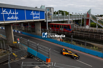 2024-07-21 - 05 HUGHES Jake (gbr), NEOM McLaren Formula E Team, Nissan e-4ORCE 04, action during the 2024 Hankook London ePrix, 10th meeting of the 2023-24 ABB FIA Formula E World Championship, on the ExCeL London from June 18 to 21, 2024 in London, United Kingdom - 2024 FORMULA E LONDON EPRIX - FORMULA E - MOTORS