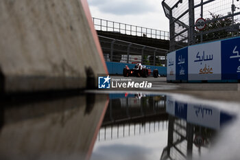 2024-07-21 - 01 DENNIS Jake (gbr), Andretti Global, Porsche 99X Electric, action during the 2024 Hankook London ePrix, 10th meeting of the 2023-24 ABB FIA Formula E World Championship, on the ExCeL London from June 18 to 21, 2024 in London, United Kingdom - 2024 FORMULA E LONDON EPRIX - FORMULA E - MOTORS