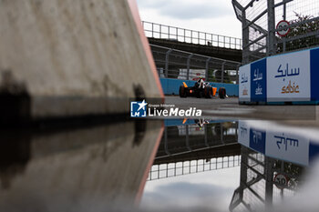 2024-07-21 - 05 HUGHES Jake (gbr), NEOM McLaren Formula E Team, Nissan e-4ORCE 04, action during the 2024 Hankook London ePrix, 10th meeting of the 2023-24 ABB FIA Formula E World Championship, on the ExCeL London from June 18 to 21, 2024 in London, United Kingdom - 2024 FORMULA E LONDON EPRIX - FORMULA E - MOTORS