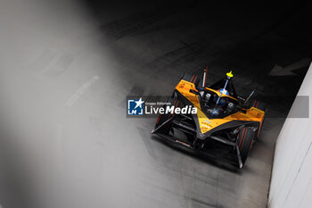 2024-07-21 - 05 HUGHES Jake (gbr), NEOM McLaren Formula E Team, Nissan e-4ORCE 04, action during the 2024 Hankook London ePrix, 10th meeting of the 2023-24 ABB FIA Formula E World Championship, on the ExCeL London from June 18 to 21, 2024 in London, United Kingdom - 2024 FORMULA E LONDON EPRIX - FORMULA E - MOTORS