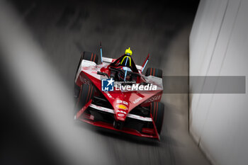 2024-07-21 - 22 ROWLAND Oliver (gbr), Nissan Formula E Team, Nissan e-4ORCE 04, action during the 2024 Hankook London ePrix, 10th meeting of the 2023-24 ABB FIA Formula E World Championship, on the ExCeL London from June 18 to 21, 2024 in London, United Kingdom - 2024 FORMULA E LONDON EPRIX - FORMULA E - MOTORS