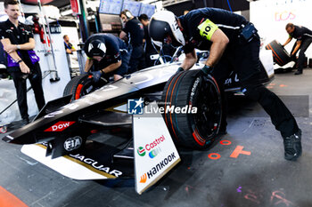 2024-07-21 - Jaguar mecaniciens mechanics during the 2024 Hankook London ePrix, 10th meeting of the 2023-24 ABB FIA Formula E World Championship, on the ExCeL London from June 18 to 21, 2024 in London, United Kingdom - 2024 FORMULA E LONDON EPRIX - FORMULA E - MOTORS