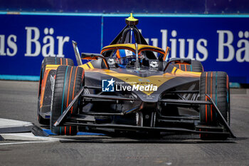 2024-07-21 - 05 HUGHES Jake (gbr), NEOM McLaren Formula E Team, Nissan e-4ORCE 04, action during the 2024 Hankook London ePrix, 10th meeting of the 2023-24 ABB FIA Formula E World Championship, on the ExCeL London from June 18 to 21, 2024 in London, United Kingdom - 2024 FORMULA E LONDON EPRIX - FORMULA E - MOTORS