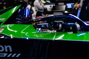 2024-07-21 - BUEMI Sébastien (swi), Envision Racing, Jaguar I-Type 6, portrait during the 2024 Hankook London ePrix, 10th meeting of the 2023-24 ABB FIA Formula E World Championship, on the ExCeL London from June 18 to 21, 2024 in London, United Kingdom - 2024 FORMULA E LONDON EPRIX - FORMULA E - MOTORS