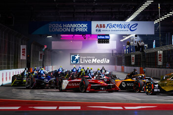 2024-07-21 - 22 ROWLAND Oliver (gbr), Nissan Formula E Team, Nissan e-4ORCE 04, action, race start during the 2024 Hankook London ePrix, 10th meeting of the 2023-24 ABB FIA Formula E World Championship, on the ExCeL London from June 18 to 21, 2024 in London, United Kingdom - 2024 FORMULA E LONDON EPRIX - FORMULA E - MOTORS