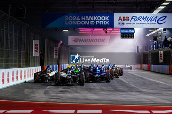 2024-07-21 - 37 CASSIDY Nick (nzl), Jaguar TCS Racing, Jaguar I-Type 6, action, 09 EVANS Mitch (nzl), Jaguar TCS Racing, Jaguar I-Type 6, action race start during the 2024 Hankook London ePrix, 10th meeting of the 2023-24 ABB FIA Formula E World Championship, on the ExCeL London from June 18 to 21, 2024 in London, United Kingdom - 2024 FORMULA E LONDON EPRIX - FORMULA E - MOTORS