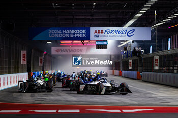 2024-07-21 - 37 CASSIDY Nick (nzl), Jaguar TCS Racing, Jaguar I-Type 6, action, 09 EVANS Mitch (nzl), Jaguar TCS Racing, Jaguar I-Type 6, action race start during the 2024 Hankook London ePrix, 10th meeting of the 2023-24 ABB FIA Formula E World Championship, on the ExCeL London from June 18 to 21, 2024 in London, United Kingdom - 2024 FORMULA E LONDON EPRIX - FORMULA E - MOTORS