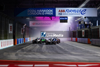 2024-07-21 - 37 CASSIDY Nick (nzl), Jaguar TCS Racing, Jaguar I-Type 6, action, 09 EVANS Mitch (nzl), Jaguar TCS Racing, Jaguar I-Type 6, action race start during the 2024 Hankook London ePrix, 10th meeting of the 2023-24 ABB FIA Formula E World Championship, on the ExCeL London from June 18 to 21, 2024 in London, United Kingdom - 2024 FORMULA E LONDON EPRIX - FORMULA E - MOTORS