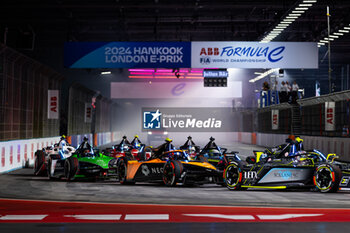 2024-07-21 - 05 HUGHES Jake (gbr), NEOM McLaren Formula E Team, Nissan e-4ORCE 04, action, race start during the 2024 Hankook London ePrix, 10th meeting of the 2023-24 ABB FIA Formula E World Championship, on the ExCeL London from June 18 to 21, 2024 in London, United Kingdom - 2024 FORMULA E LONDON EPRIX - FORMULA E - MOTORS