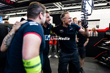 2024-07-21 - TAG HEUER Porsche Formula E Team, mecaniciens mechanics engineers, celebration the world championship during the 2024 Hankook London ePrix, 10th meeting of the 2023-24 ABB FIA Formula E World Championship, on the ExCeL London from June 18 to 21, 2024 in London, United Kingdom - 2024 FORMULA E LONDON EPRIX - FORMULA E - MOTORS