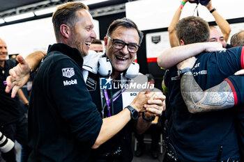 2024-07-21 - TAG HEUER Porsche Formula E Team, mecaniciens mechanics engineers, celebration the world championship during the 2024 Hankook London ePrix, 10th meeting of the 2023-24 ABB FIA Formula E World Championship, on the ExCeL London from June 18 to 21, 2024 in London, United Kingdom - 2024 FORMULA E LONDON EPRIX - FORMULA E - MOTORS