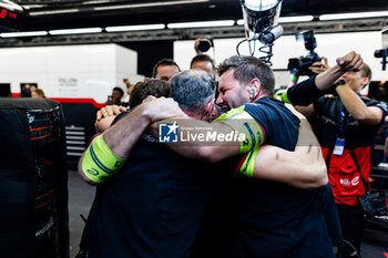 2024-07-21 - TAG HEUER Porsche Formula E Team, mecaniciens mechanics engineers, celebration the world championship during the 2024 Hankook London ePrix, 10th meeting of the 2023-24 ABB FIA Formula E World Championship, on the ExCeL London from June 18 to 21, 2024 in London, United Kingdom - 2024 FORMULA E LONDON EPRIX - FORMULA E - MOTORS