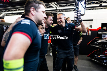 2024-07-21 - TAG HEUER Porsche Formula E Team, mecaniciens mechanics engineers, celebration the world championship during the 2024 Hankook London ePrix, 10th meeting of the 2023-24 ABB FIA Formula E World Championship, on the ExCeL London from June 18 to 21, 2024 in London, United Kingdom - 2024 FORMULA E LONDON EPRIX - FORMULA E - MOTORS