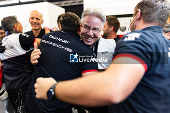 2024-07-21 - TAG HEUER Porsche Formula E Team, mecaniciens mechanics engineers, celebration the world championship during the 2024 Hankook London ePrix, 10th meeting of the 2023-24 ABB FIA Formula E World Championship, on the ExCeL London from June 18 to 21, 2024 in London, United Kingdom - 2024 FORMULA E LONDON EPRIX - FORMULA E - MOTORS