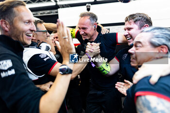 2024-07-21 - TAG HEUER Porsche Formula E Team, mecaniciens mechanics engineers, celebration the world championship during the 2024 Hankook London ePrix, 10th meeting of the 2023-24 ABB FIA Formula E World Championship, on the ExCeL London from June 18 to 21, 2024 in London, United Kingdom - 2024 FORMULA E LONDON EPRIX - FORMULA E - MOTORS