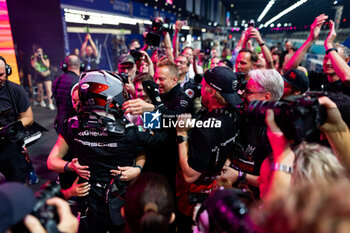 2024-07-21 - WEHRLEIN Pascal (ger), TAG HEUER Porsche Formula E Team, Porsche 99X Electric, world champion during the 2024 Hankook London ePrix, 10th meeting of the 2023-24 ABB FIA Formula E World Championship, on the ExCeL London from June 18 to 21, 2024 in London, United Kingdom - 2024 FORMULA E LONDON EPRIX - FORMULA E - MOTORS