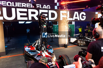 2024-07-21 - WEHRLEIN Pascal (ger), TAG HEUER Porsche Formula E Team, Porsche 99X Electric, world champion during the 2024 Hankook London ePrix, 10th meeting of the 2023-24 ABB FIA Formula E World Championship, on the ExCeL London from June 18 to 21, 2024 in London, United Kingdom - 2024 FORMULA E LONDON EPRIX - FORMULA E - MOTORS