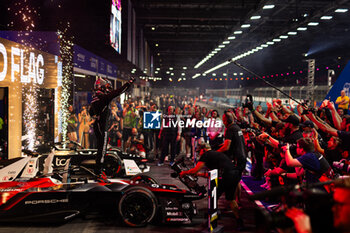 2024-07-21 - WEHRLEIN Pascal (ger), TAG HEUER Porsche Formula E Team, Porsche 99X Electric, portrait, parc ferme during the 2024 Hankook London ePrix, 10th meeting of the 2023-24 ABB FIA Formula E World Championship, on the ExCeL London from June 18 to 21, 2024 in London, United Kingdom - 2024 FORMULA E LONDON EPRIX - FORMULA E - MOTORS