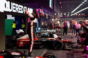 2024-07-21 - ROWLAND Oliver (gbr), Nissan Formula E Team, Nissan e-4ORCE 04, portrait, parc ferme during the 2024 Hankook London ePrix, 10th meeting of the 2023-24 ABB FIA Formula E World Championship, on the ExCeL London from June 18 to 21, 2024 in London, United Kingdom - 2024 FORMULA E LONDON EPRIX - FORMULA E - MOTORS