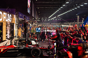 2024-07-21 - WEHRLEIN Pascal (ger), TAG HEUER Porsche Formula E Team, Porsche 99X Electric, portrait, parc ferme during the 2024 Hankook London ePrix, 10th meeting of the 2023-24 ABB FIA Formula E World Championship, on the ExCeL London from June 18 to 21, 2024 in London, United Kingdom - 2024 FORMULA E LONDON EPRIX - FORMULA E - MOTORS