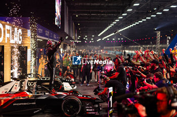 2024-07-21 - WEHRLEIN Pascal (ger), TAG HEUER Porsche Formula E Team, Porsche 99X Electric, portrait, parc ferme during the 2024 Hankook London ePrix, 10th meeting of the 2023-24 ABB FIA Formula E World Championship, on the ExCeL London from June 18 to 21, 2024 in London, United Kingdom - 2024 FORMULA E LONDON EPRIX - FORMULA E - MOTORS